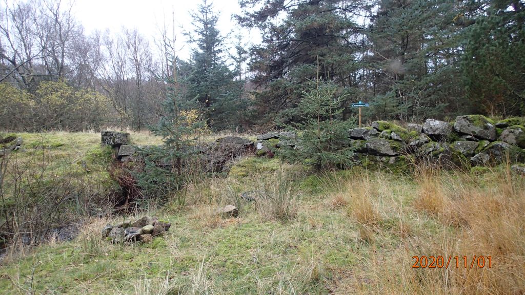 Broen over bekken fra Midtstemmen. Bekken går til Hervoll mølle. Turstien til Skeibrokrøysa.
