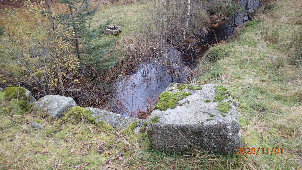 Bekken fra Midtstemmen - på vei fra Skeibrokrøysa. Bekken går til Hervoll mølle.
